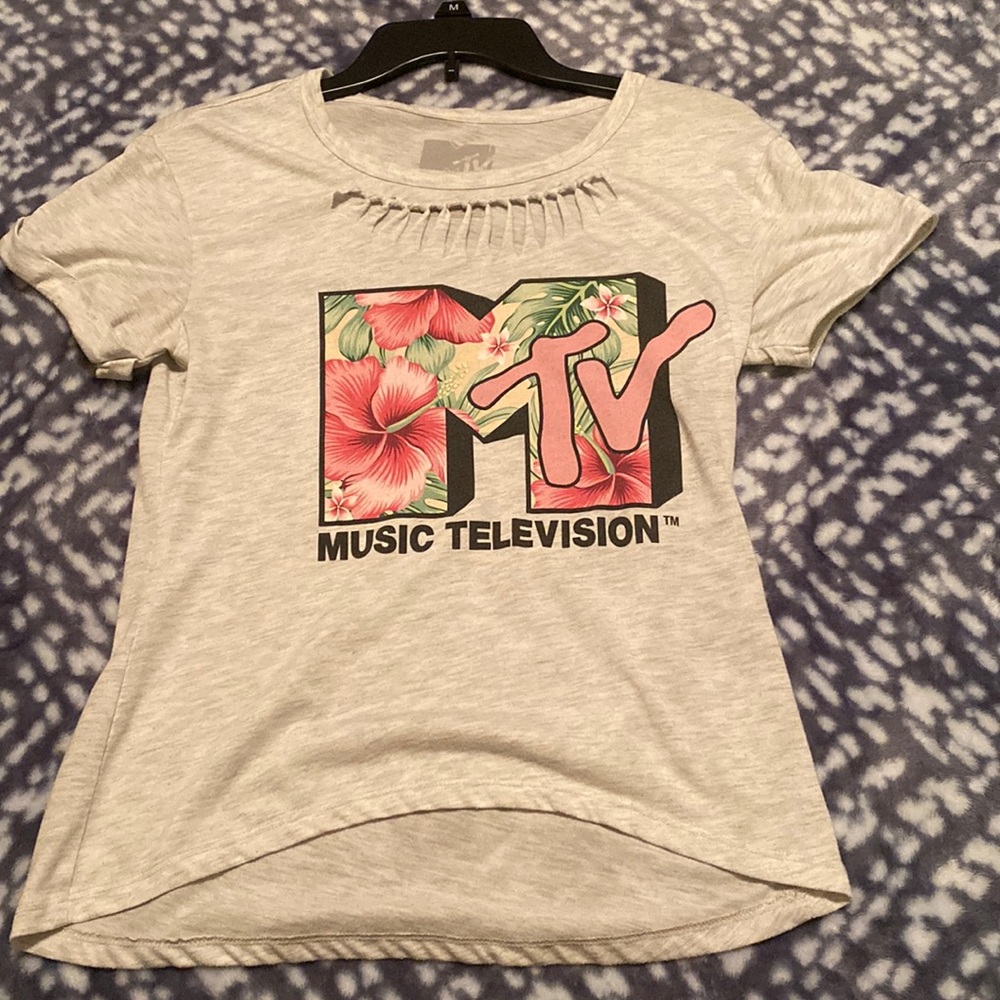 MTV shirt sleeved tee!